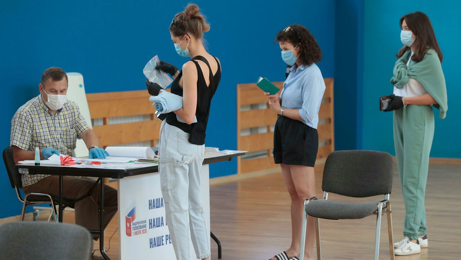 Los primeros resultados apuntan a una aplastante victoria en las urnas de la reforma de Putin para mantenerse en el poder - RTVE.es | Ver