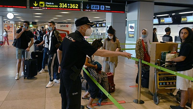 Los aeropuertos españoles operan casi 1.500 vuelos, una cuarta parte que hace un año