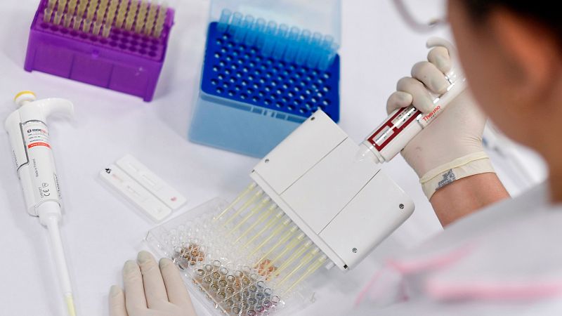 La Universidad de Oxford detecta un "tipo correcto de respuesta inmune" en su vacuna contra la COVID-19