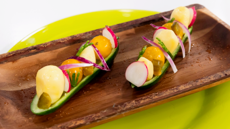 Pepino relleno de ensalada campera