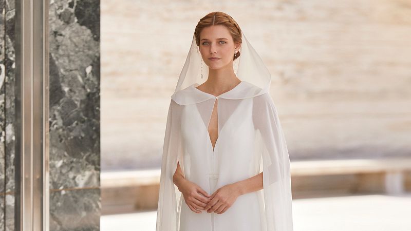 Chaquetas, capas y abrigos de novia. Rosa Clará viste las bodas que se aplazaron al otoño