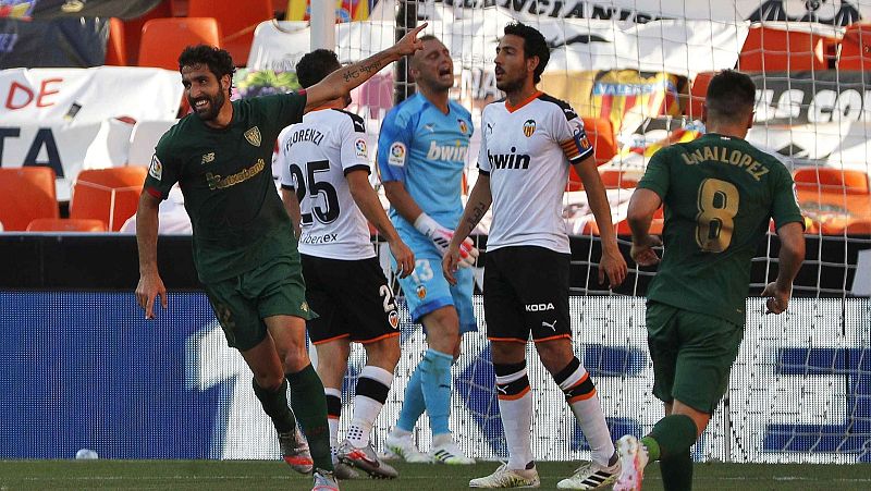 Raúl García agrava la crisis del Valencia