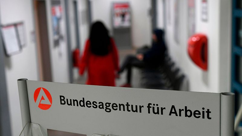 España, con una tasa de paro del 14,5 %, casi duplica la media de la eurozona (7,4 %) en mayo