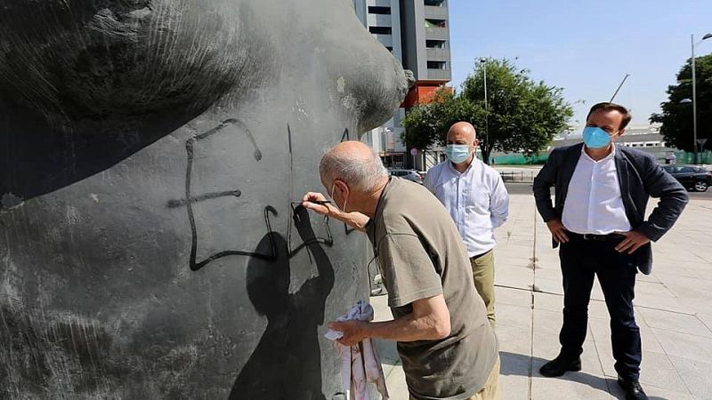 Antonio López restaura su escultura 'La mujer de Coslada' tras un acto vandálico