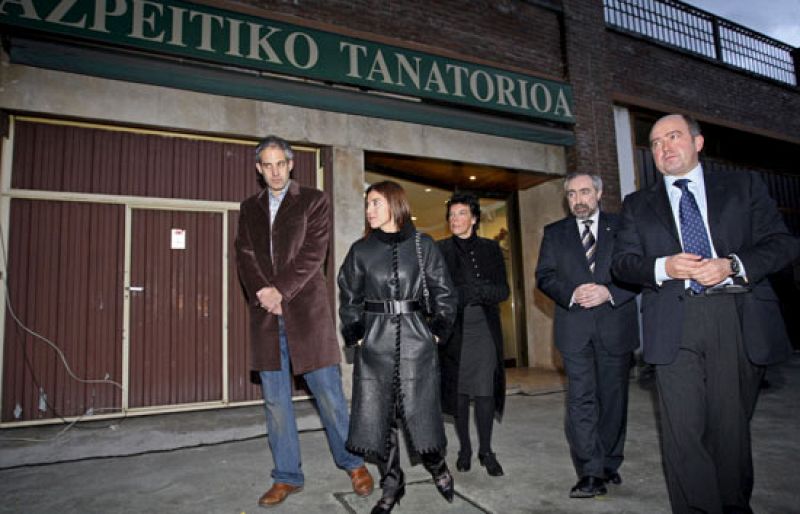 Rodríguez Zapatero visita la capilla ardiente de Ignacio Uría en Azpeitia