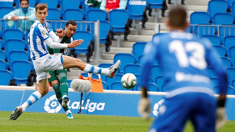 La Real Sociedad remonta y empuja más al Espanyol al descenso