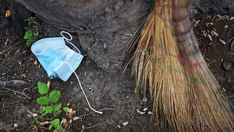 Guantes y mascarillas: la basura del coronavirus que puede contaminar durante siglos