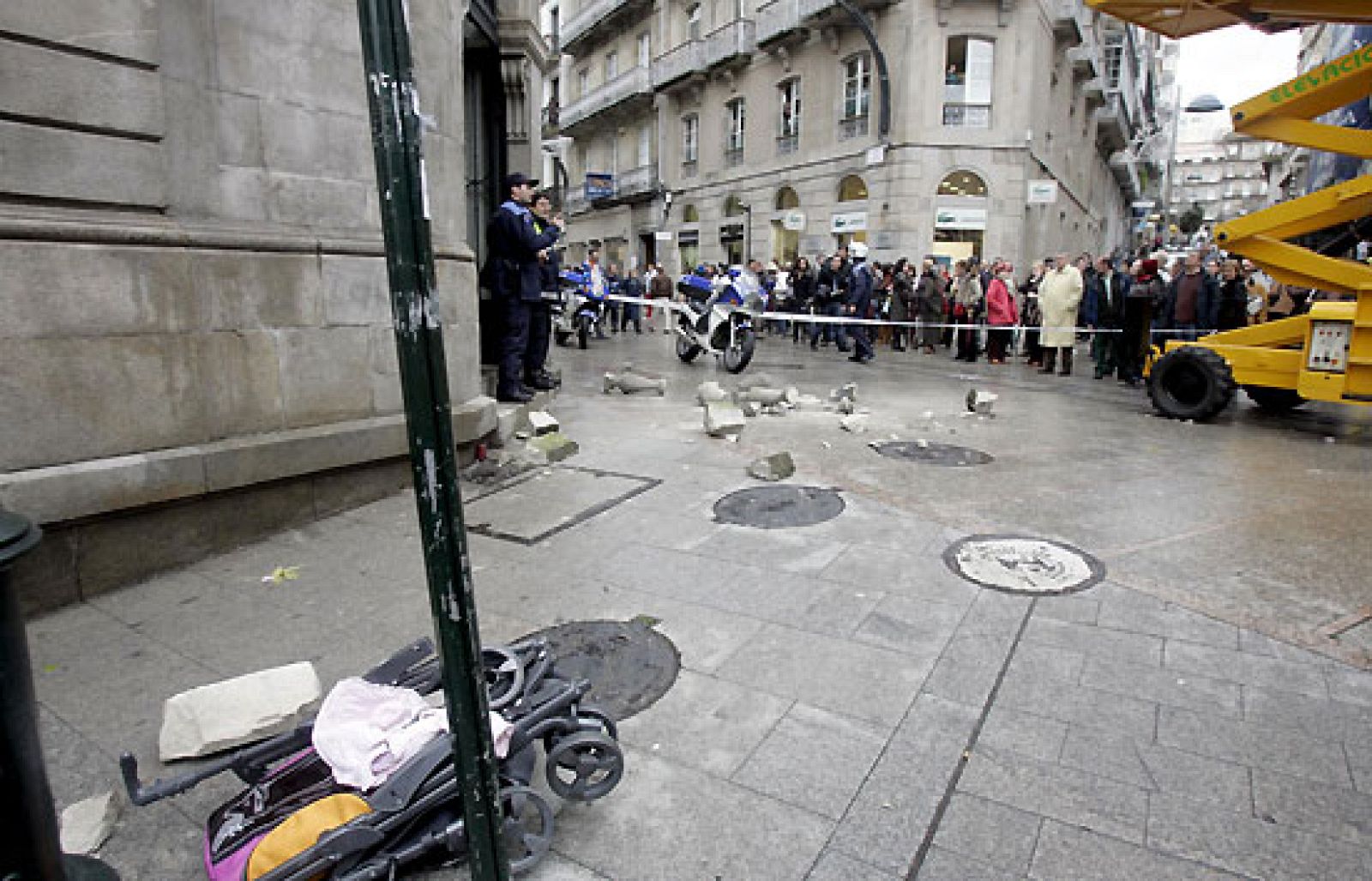 La bebé sobre la que se ha caído la cornisa continúa grave | Ver