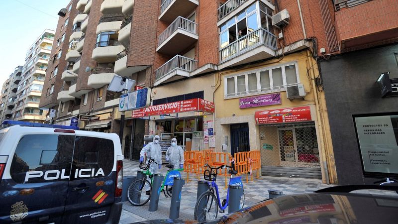 Edificios confinados bajo vigilancia policial: "Nos han dicho 14 das, no podemos salir ni a comprar"