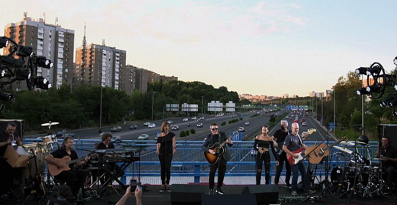 Alejandro Sanz ofrece un concierto sorpresa en un puente de la M30 en Madrid