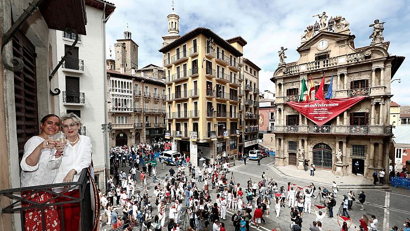 Pamplona vive con resignación los 'Nosanfermines' con un pañuelo rojo en lugar del chupinazo