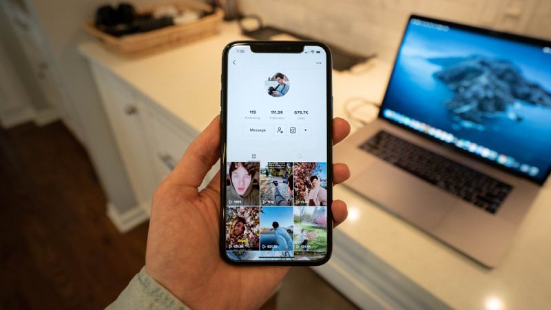 Anonymous pide que se borre TikTok de los dispositivos ante el posible riesgo de espionaje