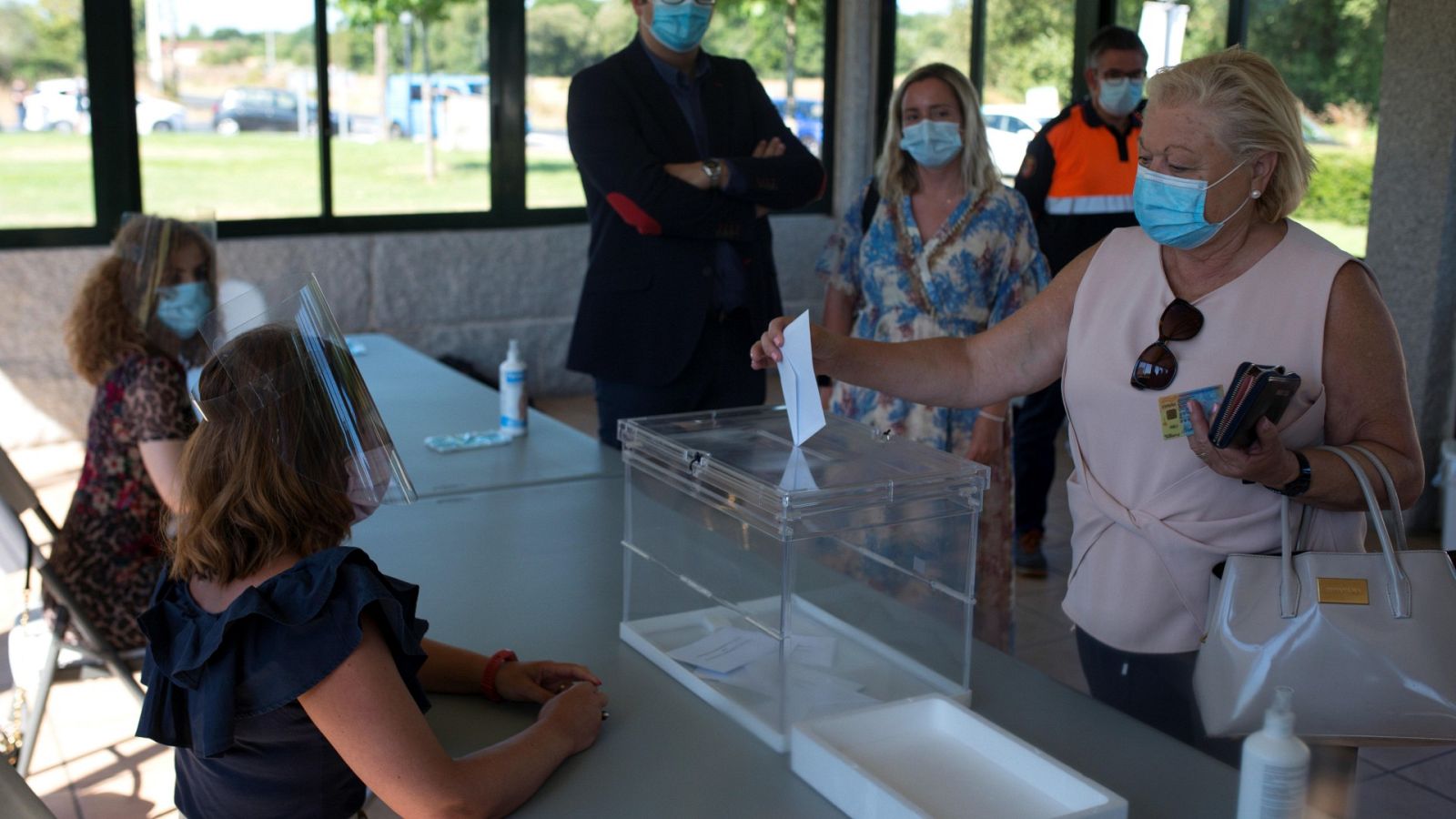 Elecciones gallegas en A Mariña: dudas sobre cómo votar con el brote de Covid-19