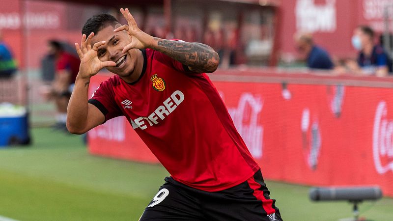 El Mallorca gana al Levante y sigue peleando por la salvación