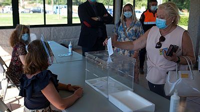Mascarilla obligatoria y evitar el contacto: as es votar el 12J en Galicia