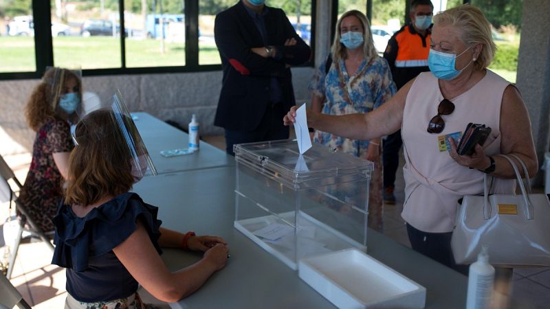 Mascarilla obligatoria y evitar el contacto: así es votar el 12J en Galicia