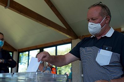 Mascarillas, distancias e inquietud: as votarn vascos y gallegos en un 12J inslito por la pandemia