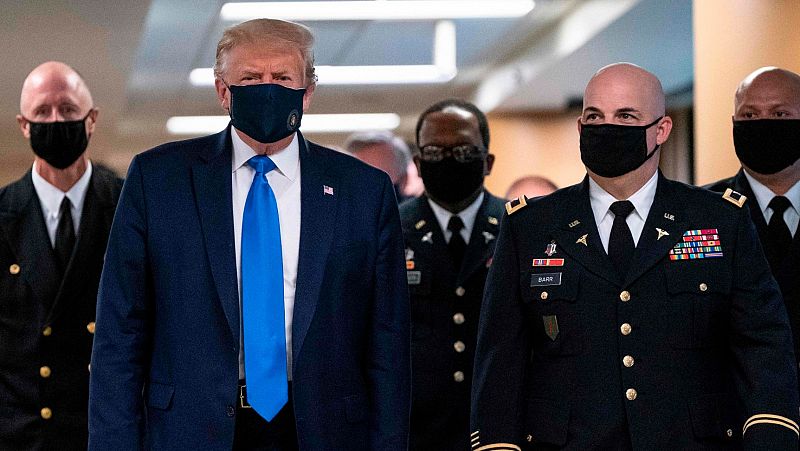 Trump aparece por primera vez con mascarilla en público mientras aumentan los contagios en EE.UU.