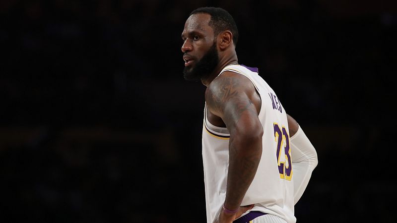 LeBron James no cambiará el nombre de su camiseta y Leonard y Popovich ya están en Orlando