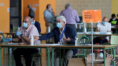 Mascarillas, colas con distancia de seguridad y vigilancia extrema en las votaciones en Galicia y Pas Vasco