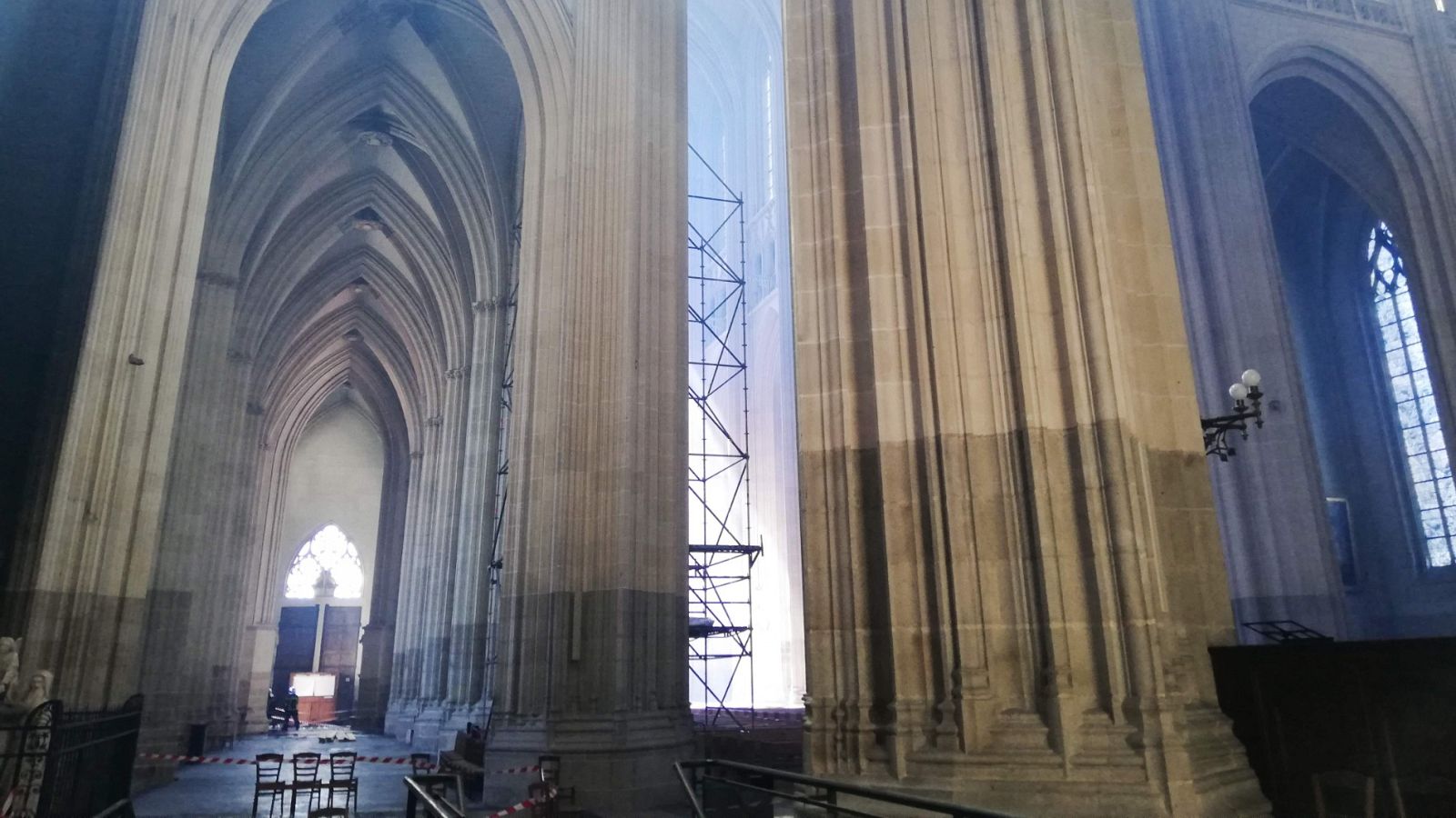 La existencia de tres focos en el incendio de la catedral de Nantes refuerza la hipótesis criminal del fuego