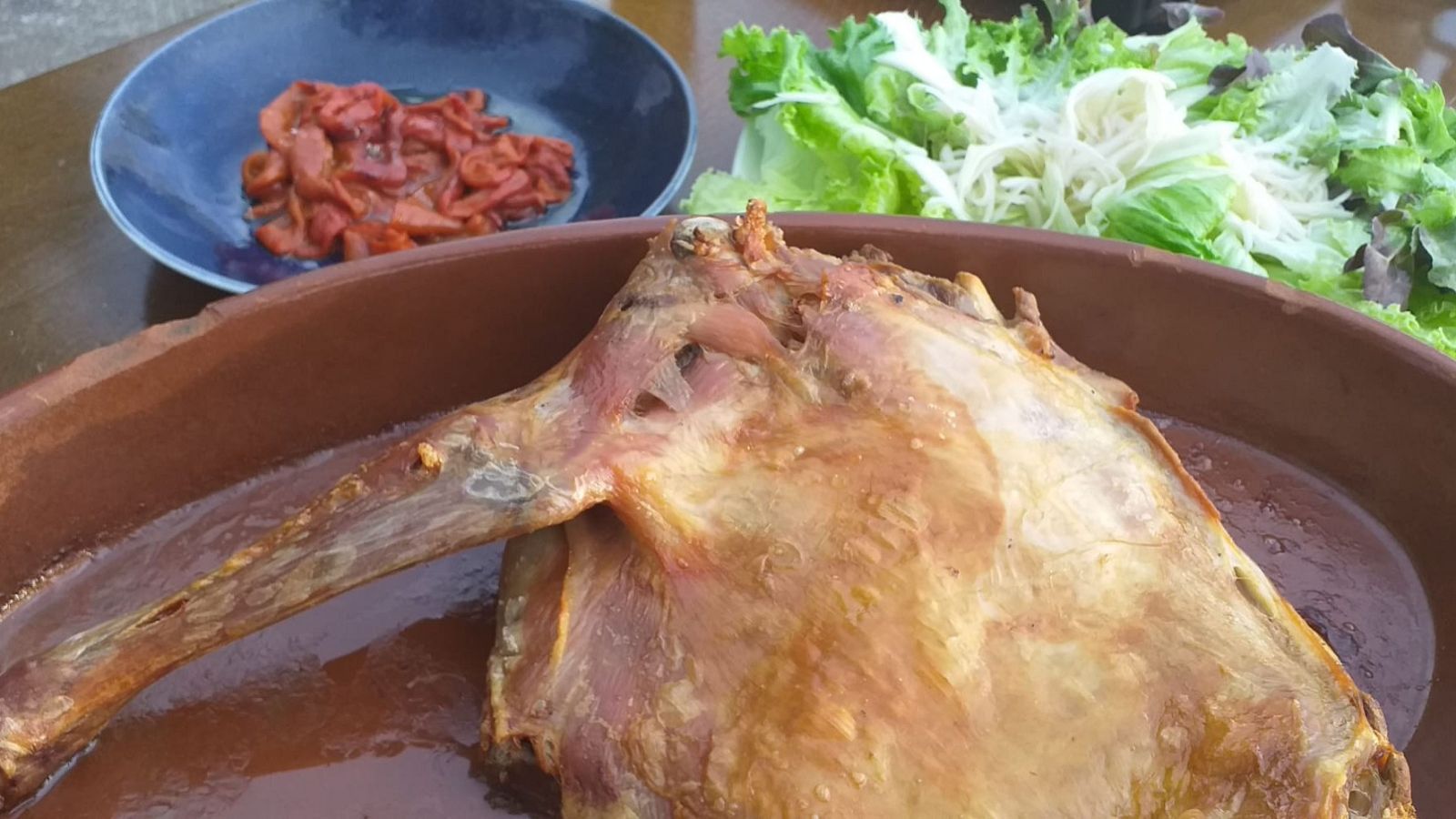 Receta de lechazo asado con ensalada de hortalizas y patatas panaderas | Ver