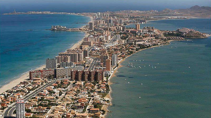 Murcia aprueba una ley de protección del Mar Menor que limita fertilizantes y restituye regadíos