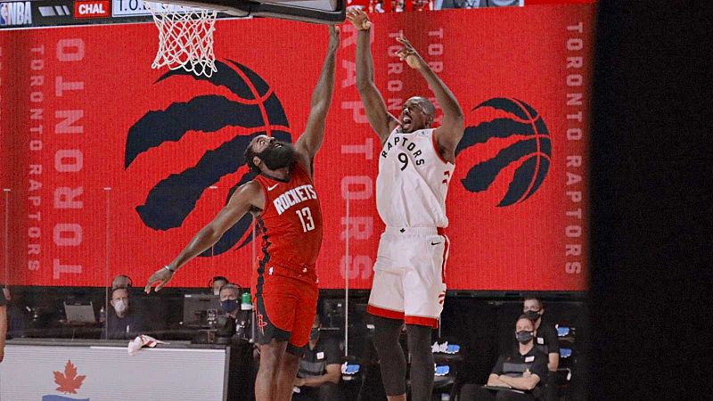 Ibaka lidera a Toronto en la victoria sobre Houston y Simmons muestra su nueva versión