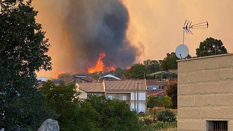 Tres incendios forestales, dos controlados, arrasan 850 hectáreas en Ourense
