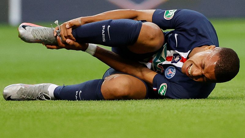 Mbappé sufre un fuerte esguince de tobillo y es duda para la Champions