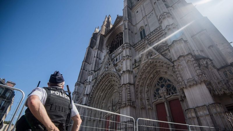 El detenido por el incendio de la catedral de Nantes confiesa ante el juez ser el autor