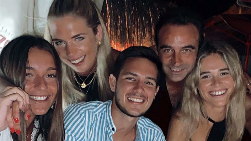 Enrique Ponce se divierte con su novia, Ana Soria, y sus nuevos amigos