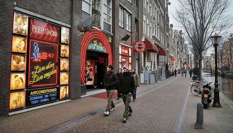 El popular barrio rojo de Ámsterdam tendrá que cerrar la mitad de sus coffee shops y prostíbulos