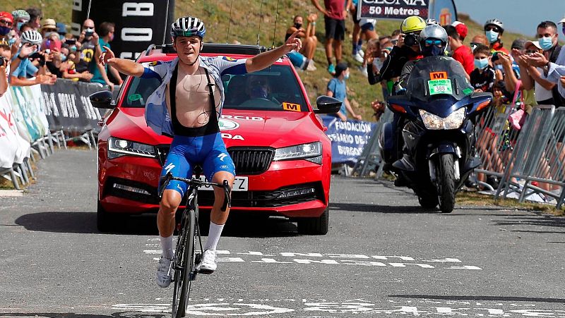 Evenepoel corona Picón Blanco y se pone líder de la general