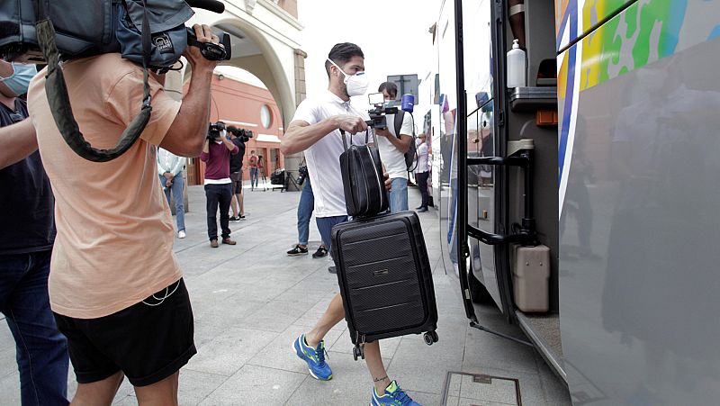 Los 33 integrantes del Fuenlabrada que han recibido el alta abandonan el hotel Finisterre y vuelven a Madrid