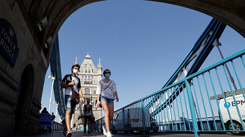 Londres podría cerrar los 'pubs' para asegurar la reapertura de las escuelas después del verano