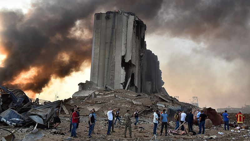 Una fuerte explosión en el puerto de Beirut deja al menos 100 muertos y miles de heridos