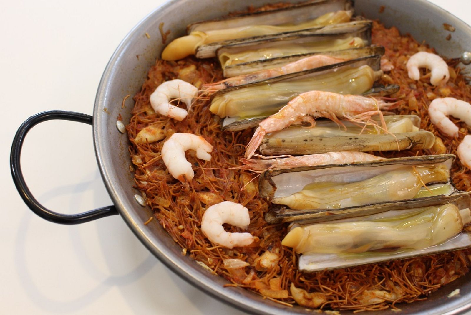 Fideuá de longuerones, chopitos y gambas | Ver