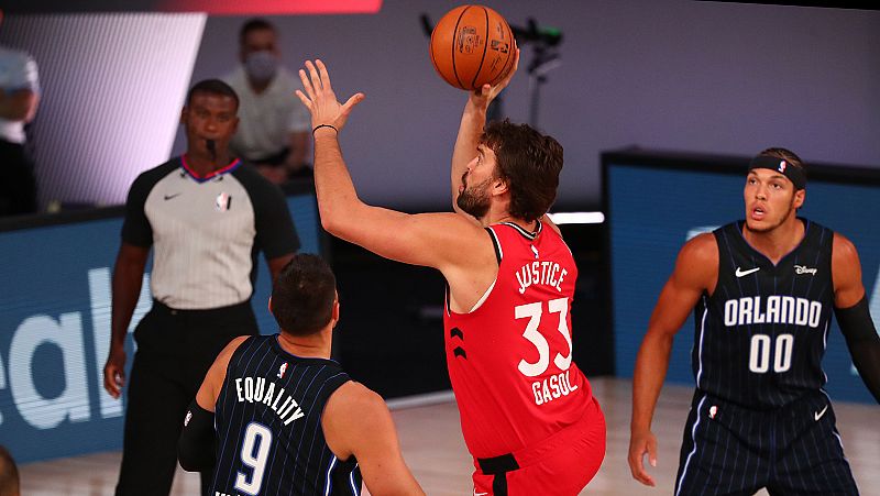 Gasol e Ibaka firman un buen partido en la victoria de los Raptors, mientras caen los Lakers