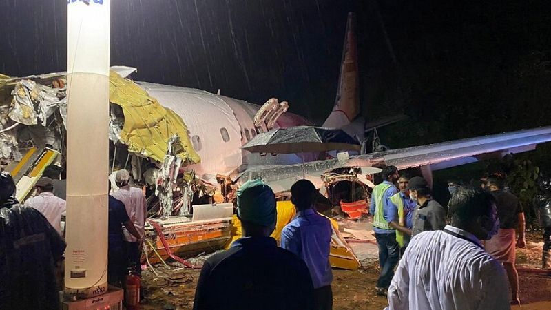 Al menos 17 muertos al salirse de la pista un avión en Calicut