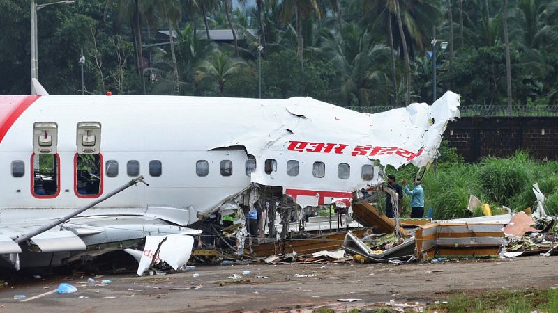 Aumentan a 18 los muertos en el accidente del avión de repatriación en la India