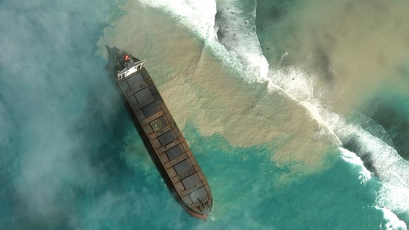 Mauricio declara la emergencia ambiental por el vertido de un barco petrolero y pide ayuda a Francia