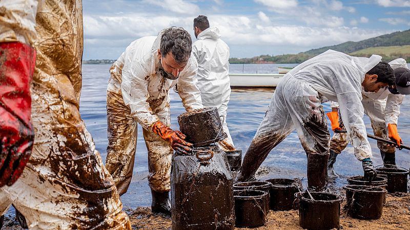 El petrolero encallado vierte ya mil toneladas de combustible y amenaza la paradisíaca isla de Mauricio