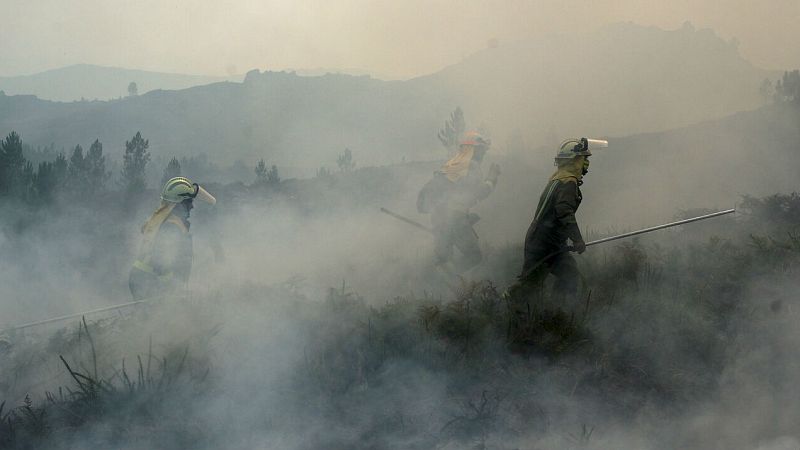 El incendio de Lobios, en Ourense, sigue activo y afecta ya a 400 hectáreas