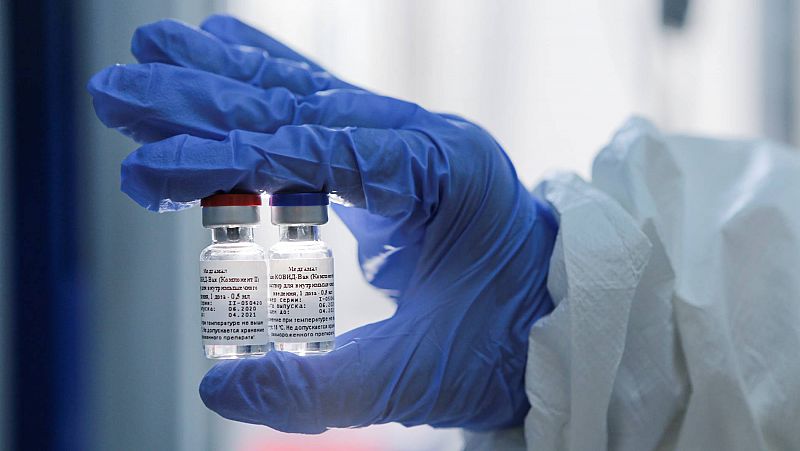 Rusia autoriza la primera vacuna contra la COVID-19 sin completar los ensayos y la OMS advierte que deberá revisarse