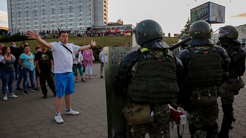 La Policía bielorrusa dispara bolas de goma y granadas aturdidoras en otra jornada de protestas contra Lukashenko