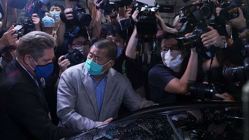 El magnate hongkonés Jimmy Lai y más activistas salen en libertad bajo fianza