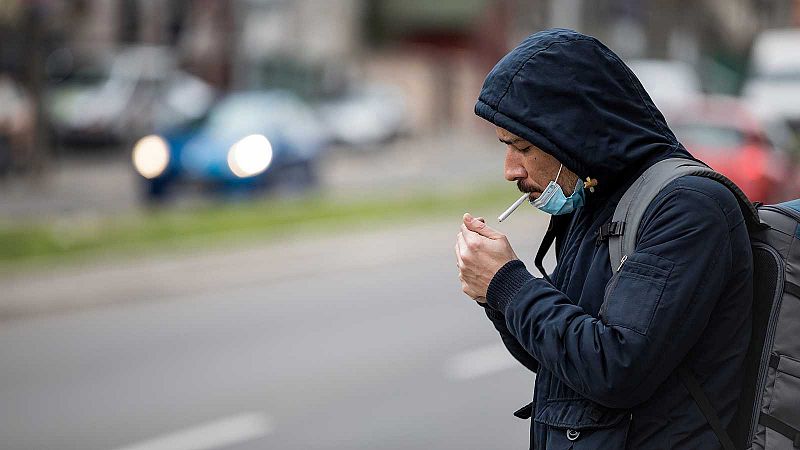 Galicia prohíbe fumar en terrazas o en la calle si no hay distancia social