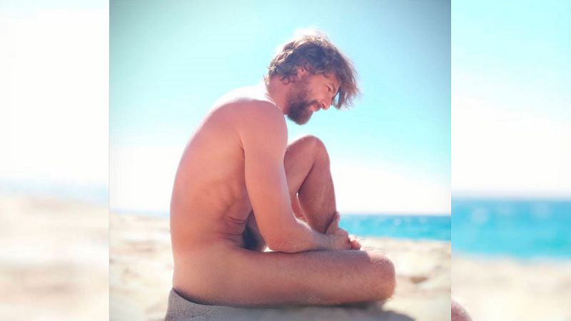 El desnudo integral de Félix Gómez frente al mar