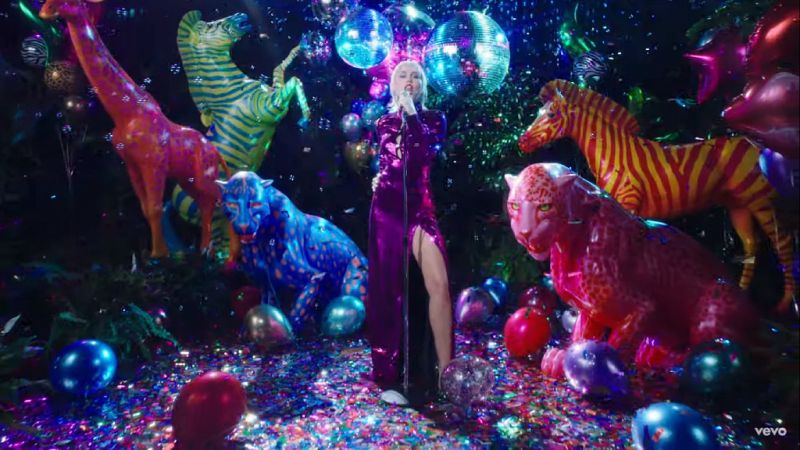 Miley Cyrus regresa por todo lo alto con el videoclip de "Midnight Sky"